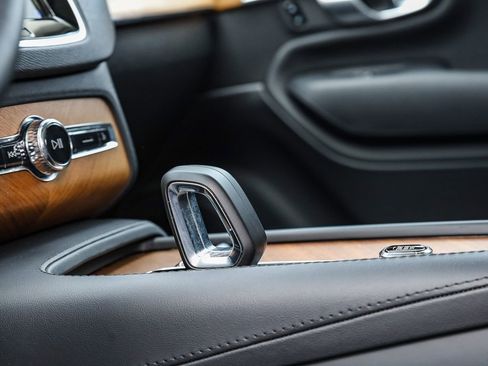 Used 2024 Volvo XC90 B6 Plus image 23