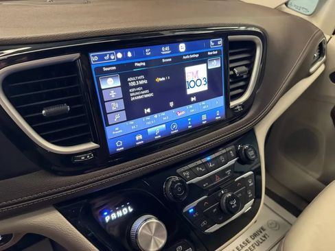 Used 2021 Chrysler Pacifica Touring-L w/ Uconnect Theater Family Group AWD/4WD image 13