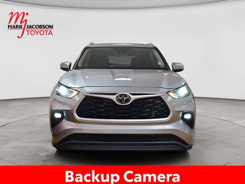 Used 2024 Toyota Highlander XLE FWD image 3