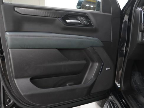 Used 2025 GMC Yukon AT4 AWD/4WD image 19