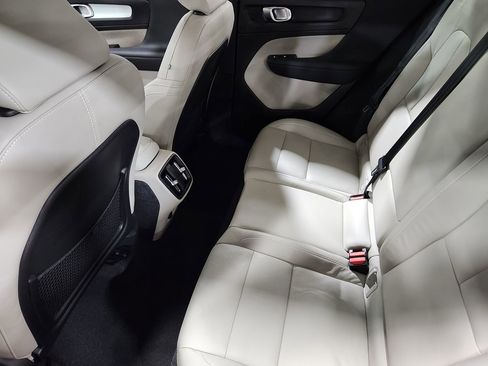 Used 2021 Volvo XC40 T5 Momentum w/ Premium Package image 52