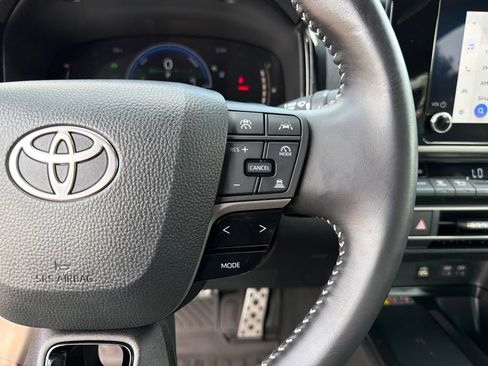 Used 2025 Toyota Camry SE w/ Convenience Package FWD image 17