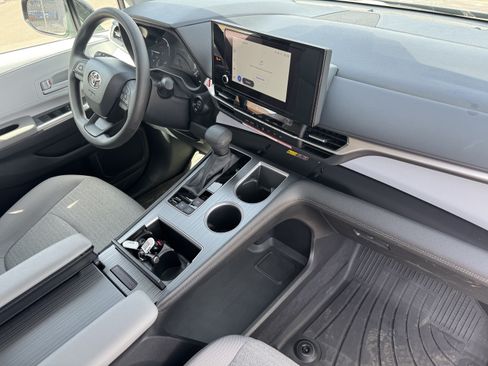 Certified 2026 Toyota Sienna LE AWD/4WD image 27