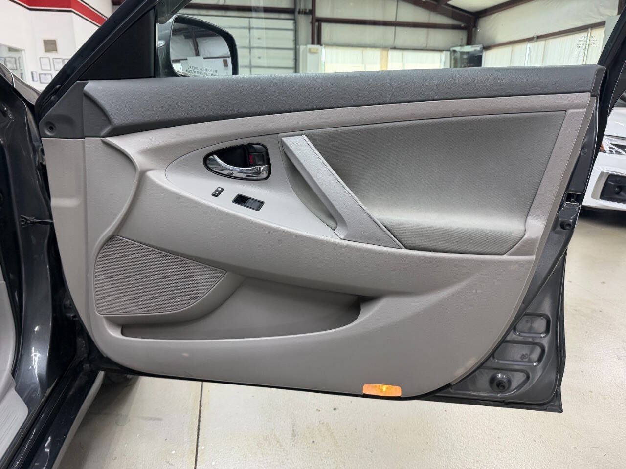 Used 2009 Toyota Camry LE FWD image 16