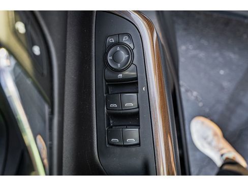 Used 2023 GMC Acadia SLE w/ Driver Convenience Package image 7