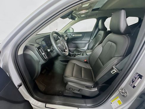Used 2025 Volvo XC40 B5 Core image 13