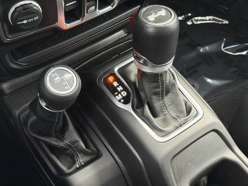 Used 2024 Jeep Wrangler Unlimited Sahara w/ Technology Group AWD/4WD image 22