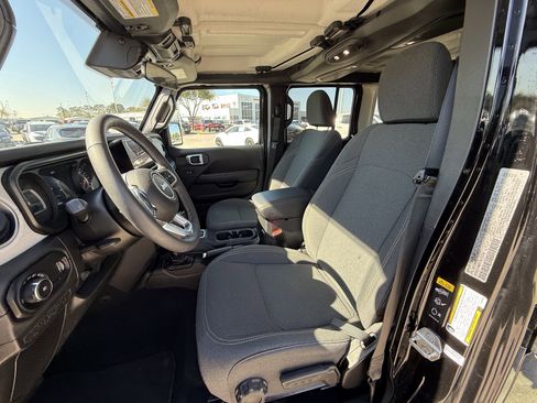 Used 2025 Jeep Wrangler Unlimited Sahara image 27