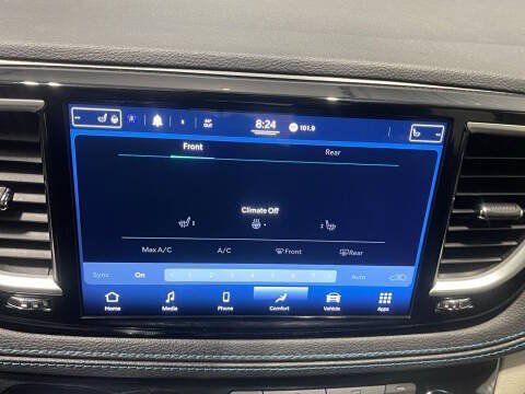 Used 2023 Chrysler Pacifica Touring-L FWD image 5