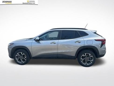 Used 2024 Chevrolet Trax LT image 2