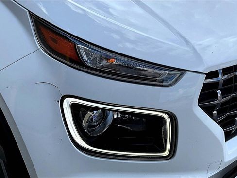 Used 2023 Hyundai Venue Limited image 27