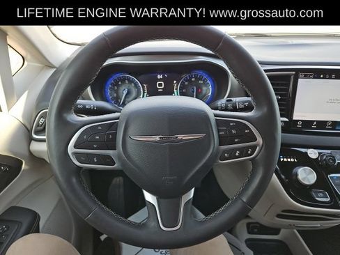 Used 2023 Chrysler Pacifica Touring-L FWD image 19