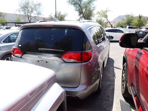Used 2020 Chrysler Pacifica Touring-L FWD image 3