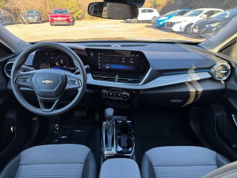 Used 2025 Chevrolet Trax LT image 28