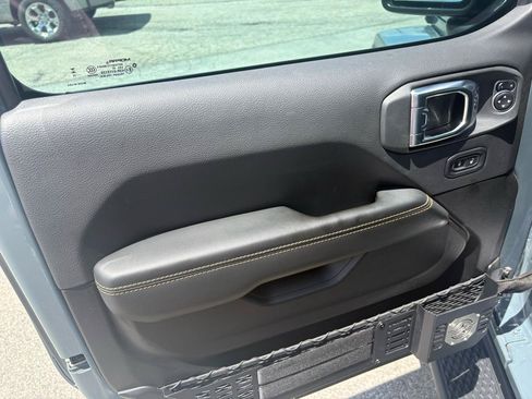Used 2025 Jeep Gladiator Sport AWD/4WD image 19