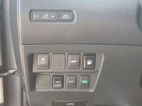 Used 2018 Nissan Rogue SV AWD/4WD image 25