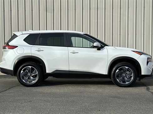 Used 2025 Nissan Rogue SV image 4