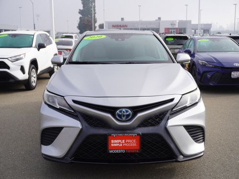Used 2020 Toyota Camry SE w/ Sunroof Package image 4