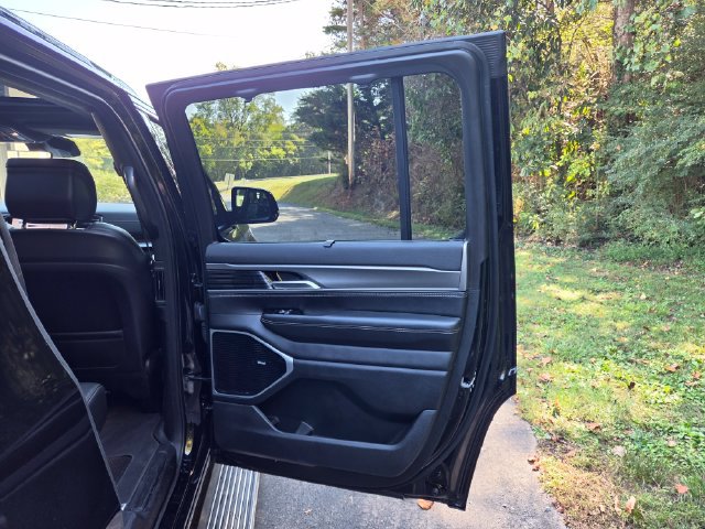 Used 2025 Jeep Wagoneer Series III w/ Premium Group I AWD/4WD image 34