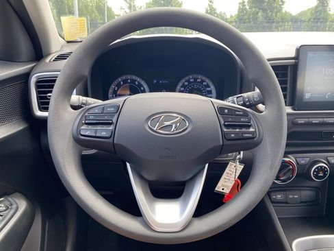 Used 2022 Hyundai Venue SE FWD image 8
