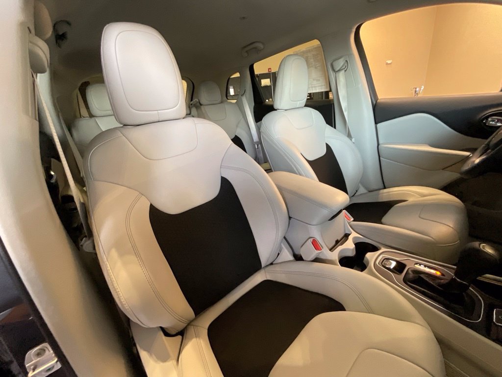 Used 2020 Jeep Cherokee Latitude Plus FWD image 19