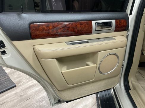 Used 2006 Lincoln Navigator Ultimate image 28