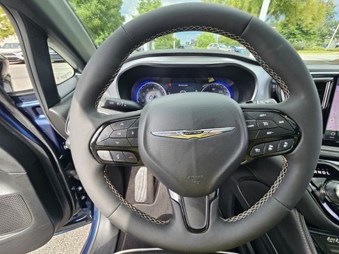 Used 2025 Chrysler Pacifica Limited FWD image 25