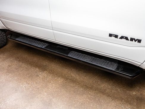 Used 2024 RAM 1500 Laramie AWD/4WD image 11