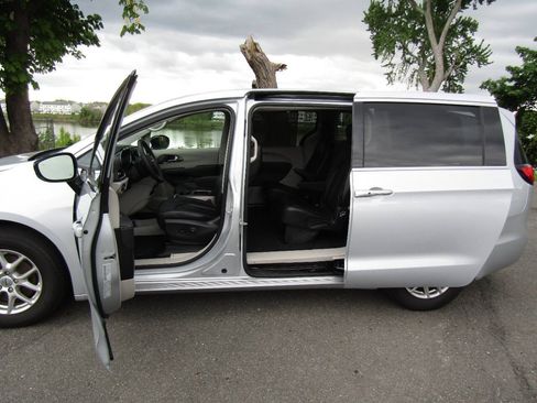Used 2024 Chrysler Pacifica Touring-L FWD image 25
