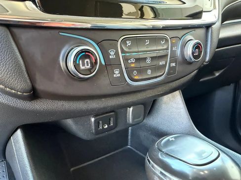 Used 2018 Chevrolet Traverse LT FWD image 25