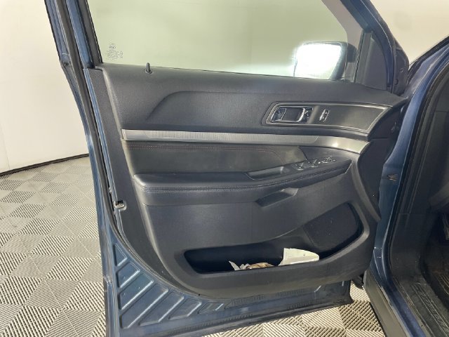 Used 2018 Ford Explorer XLT w/ Equipment Group 202A AWD/4WD image 12