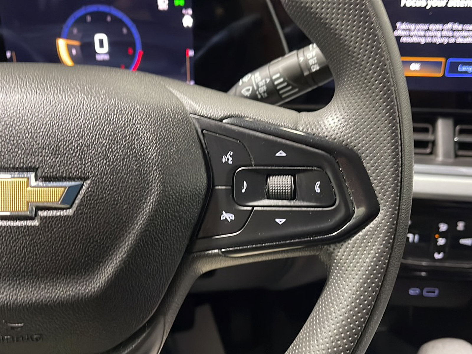Used 2025 Chevrolet Trax LT FWD image 7