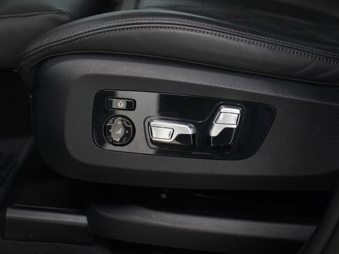 Used 2024 BMW X7 M60i w/ Climate Comfort Package image 33