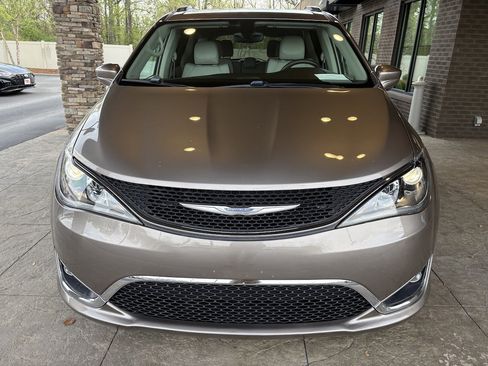 Used 2017 Chrysler Pacifica Touring-L w/ Tire & Wheel Group image 3