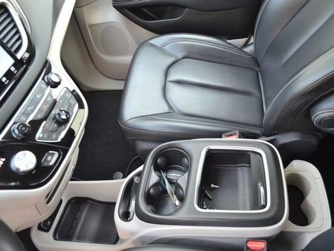 Used 2023 Chrysler Pacifica Touring-L FWD image 24
