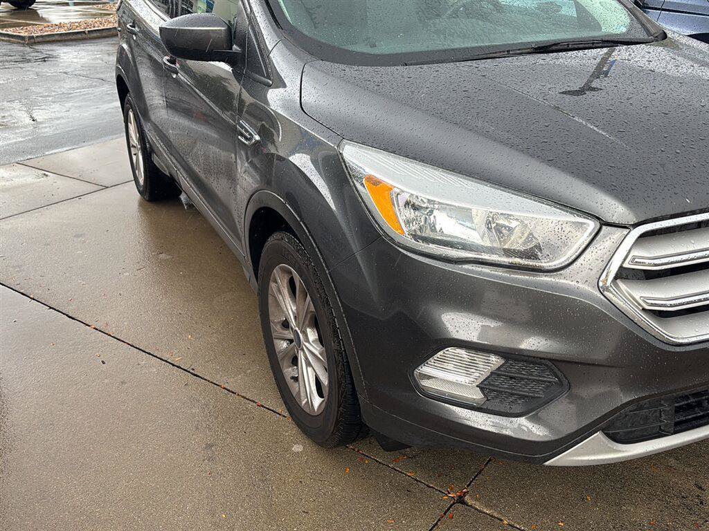 Used 2018 Ford Escape SE w/ SE Sync 3 Package AWD/4WD image 2