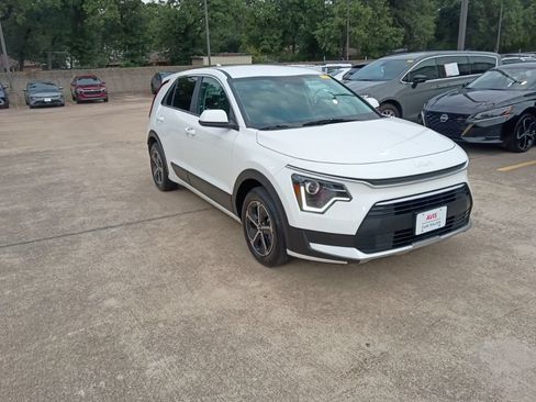 Used 2025 Kia Niro LX FWD image 6