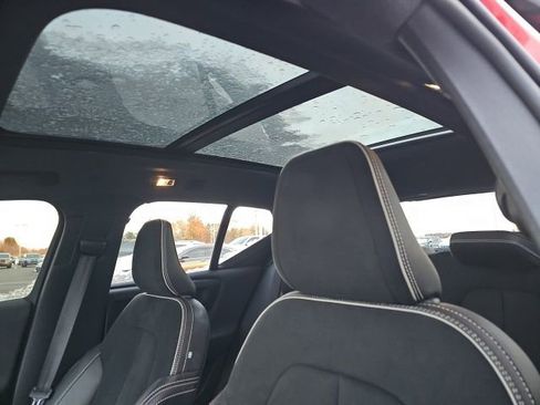 Used 2021 Volvo XC40 T5 R-Design w/ Advanced Package image 32