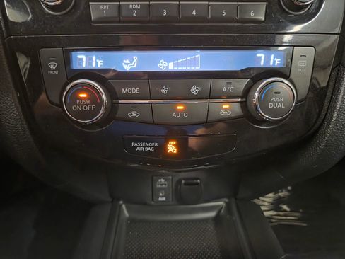 Used 2017 Nissan Rogue SV image 28