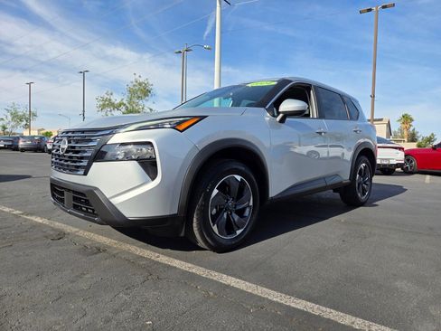 Used 2024 Nissan Rogue SV FWD image 2