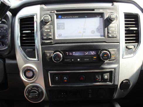 Used 2018 Nissan Titan PRO-4X w/ Pro-4x Convenience Package AWD/4WD image 15