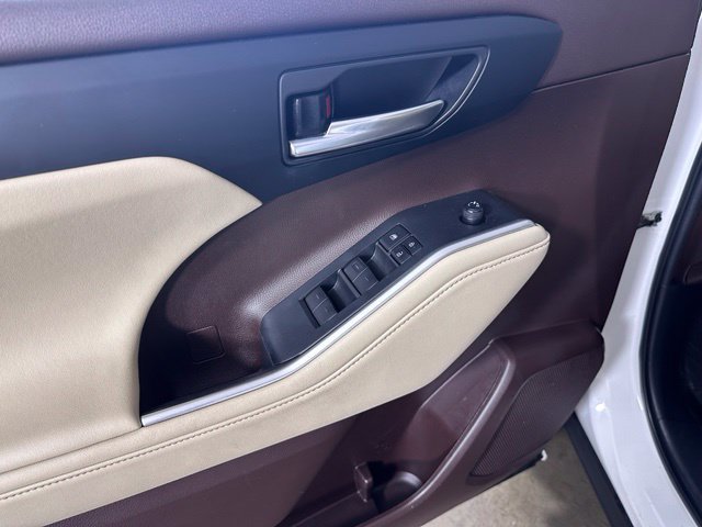 Used 2022 Toyota Highlander XLE AWD/4WD image 9