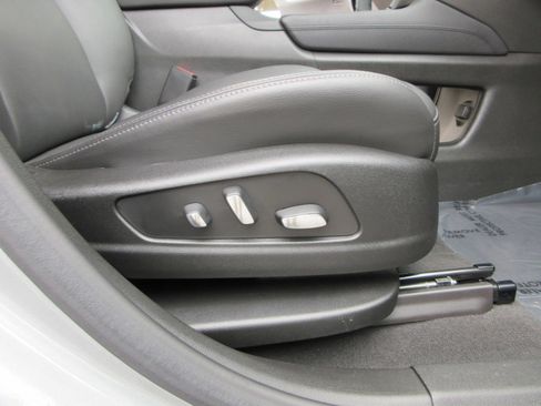 Used 2025 Cadillac XT6 Sport w/ Technology Package image 31