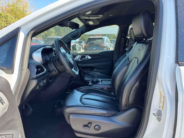 Used 2023 Chrysler Pacifica Touring-L w/ S Appearance Package FWD image 6