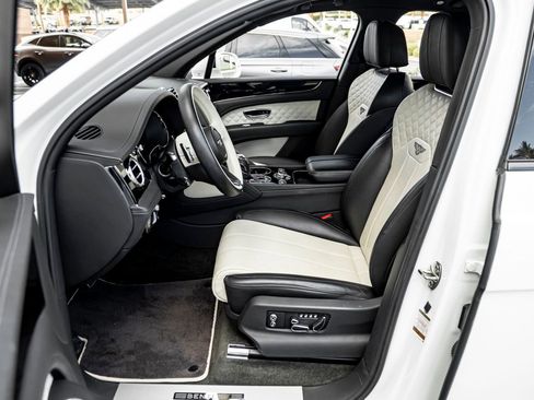 Used 2022 Bentley Bentayga AWD/4WD image 16