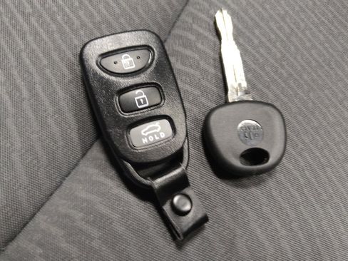 Used 2016 Hyundai Elantra SE image 32