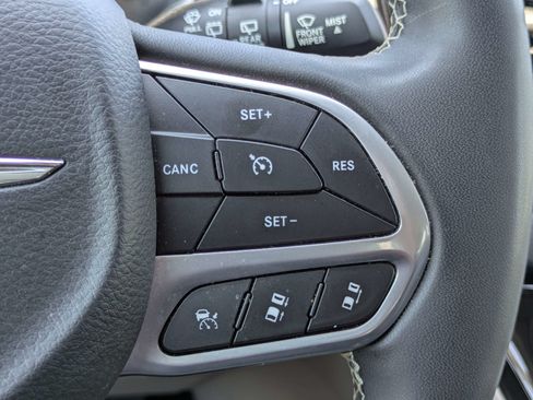 Used 2023 Chrysler Pacifica Touring-L FWD image 18