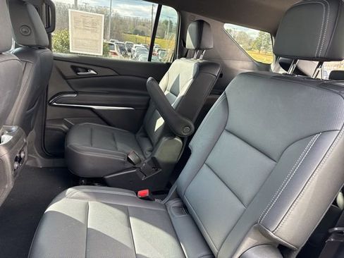 Used 2025 Chevrolet Traverse LT image 25