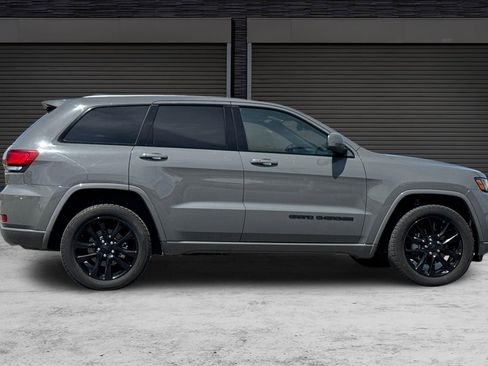 Used 2019 Jeep Grand Cherokee Altitude AWD/4WD image 3