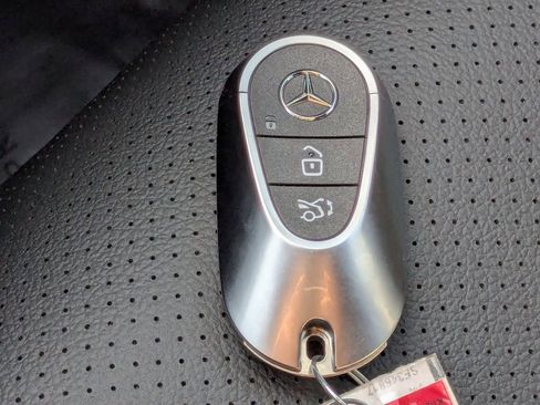 Used 2025 Mercedes-Benz GLC 350e 4MATIC image 25